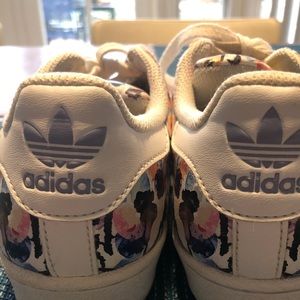 Adidas Superstar Floral shoe youth size US 3.5
